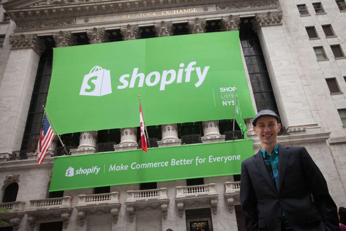 Shopify发布新功能，包括AI媒体编辑器、改进的语义搜索和更好的展示产品变体的方式。-葫芦娃AI-一起学AI葫芦娃AI